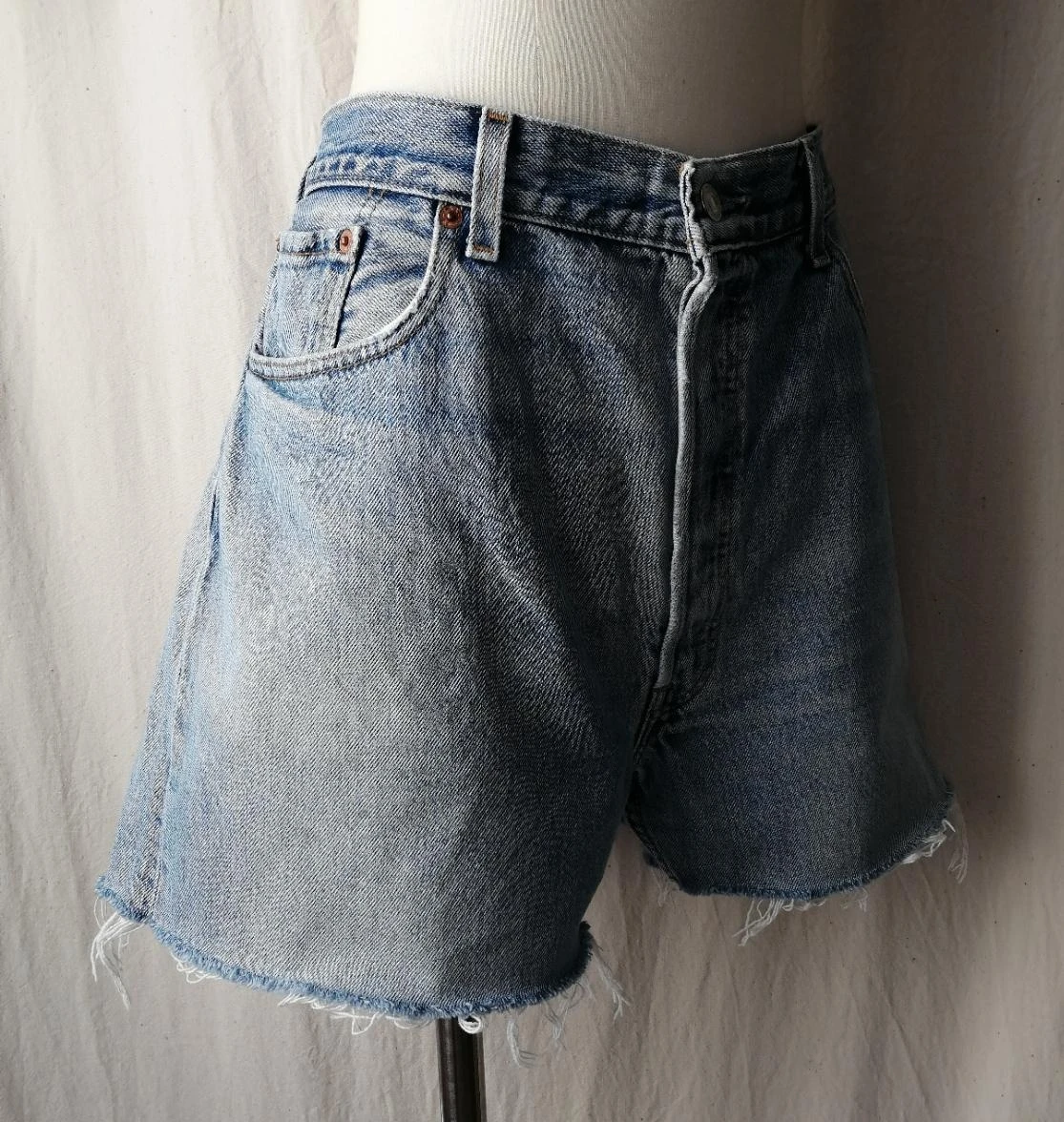 Short en jean bleu clair effet usé à franges "Levi's" 501 – photo 3